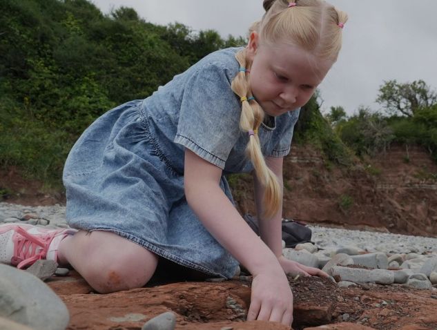 Girl Finds Dinosaur Footprints