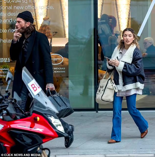 img 20241128 wa00072759659900004147284 Pete Wicks and Jowita Pryzstal Fuel Romance Rumours with Cosy Display in London